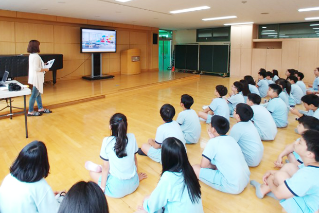 푸르메재단의 이야기를 경청하고 있는 서울숭의초등학교 6학년 학생들