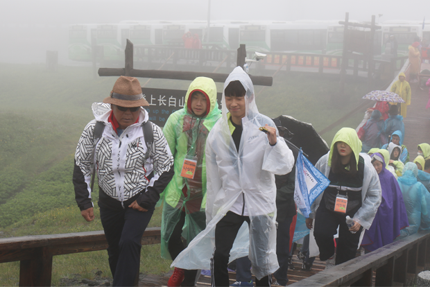 악천후 속에서도 백두산 천지를 향해 걸음을 이어간 참가자들
