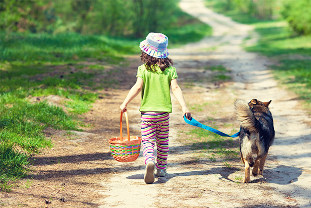 개와 함께 산책하고 있는 소녀