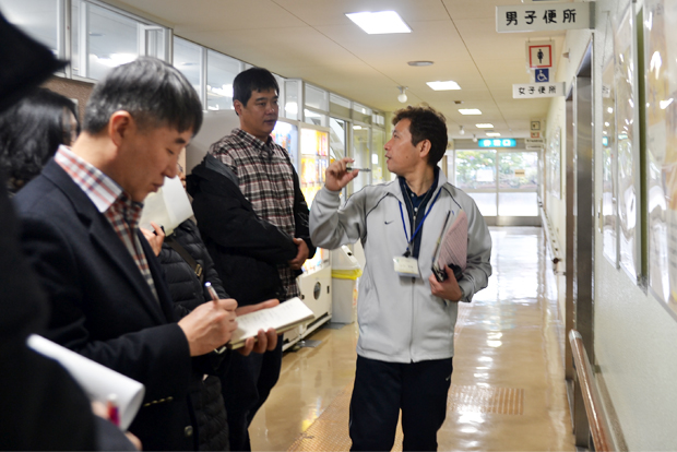 ▲ 장애인을 위해서 실시하고 있는 스포츠 프로그램에 대해 열정적으로 설명하고 있는 타카시 오시마 소장(사진 오른쪽). 나고야 장애인 스포츠센터를 유지하는 자부심이 느껴진다.
