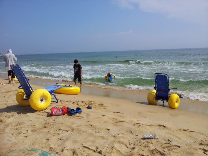 ▲ 몸이 불편한 누구나 해수욕을 즐길 수 있도록 마련된 수상 휠체어가 모래사장에 놓여 있는 모습