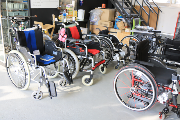 경기도 시흥 토도웍스 공장에서 전동 키트 장착을 기다리고 있는 휠체어들.