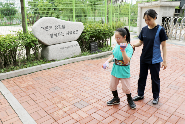 난생 처음 보조기구 도움 없이 걸어서 등교하는 진아 양 모습