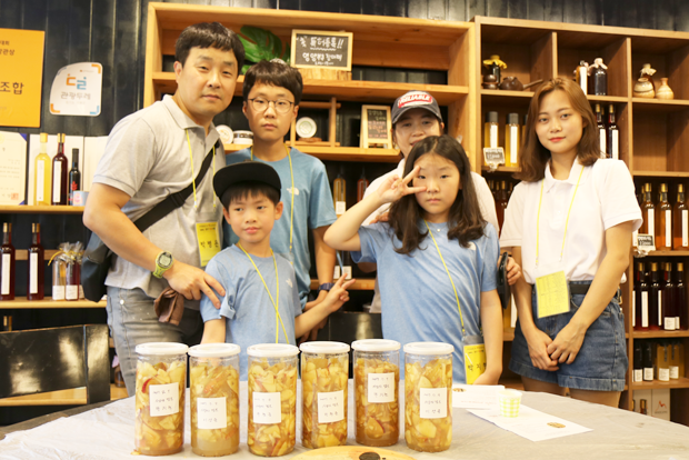 효성 임직원 가족과 함께 천연발효식초를 만들고 기념사진을 찍은 성준이 가족