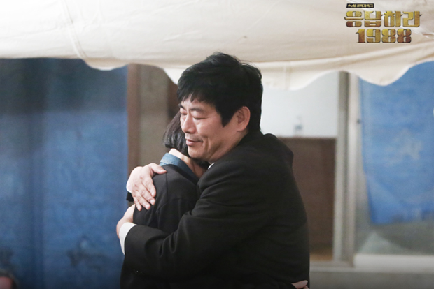 드라마 ‘응답하라 1988’에서 은행원으로 나오는 배우 성동일. (출처= tvN 홈페이지)