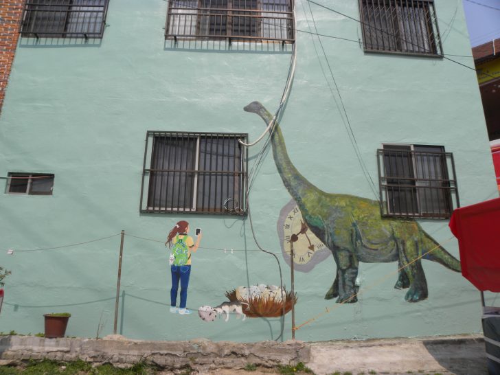 ▲ 파스텔톤으로 칠해친 건물에 커다란 초록색 공룡이 그려져 있다.