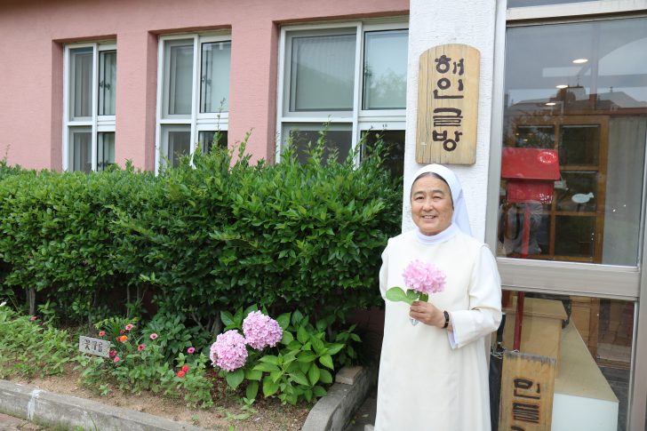 ▲ 부산 광안리 성 베네딕도 수녀원 내 ‘해인글방’ 에서 만난 이해인 수녀님