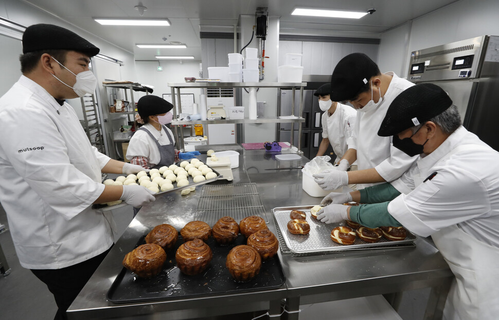 발달장애 제빵사 하우석(맨 왼쪽)씨와 배신영(오른쪽 둘째)씨가 비장애인 제빵사들과 함께 빵을 만들고 있다.