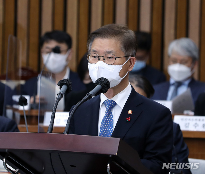 이정식 고용노동부장관이 지난 6일 오후 서울 여의도 국회에서 열린 국회 연금개혁특위 3차 회의에서 업무보고를 하고 있다.