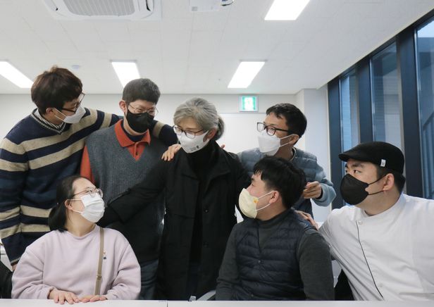 '할머니 선생님' 최은용씨(가운데)와 푸르메소셜팜의 발달장애 직원들/푸르메재단 제공