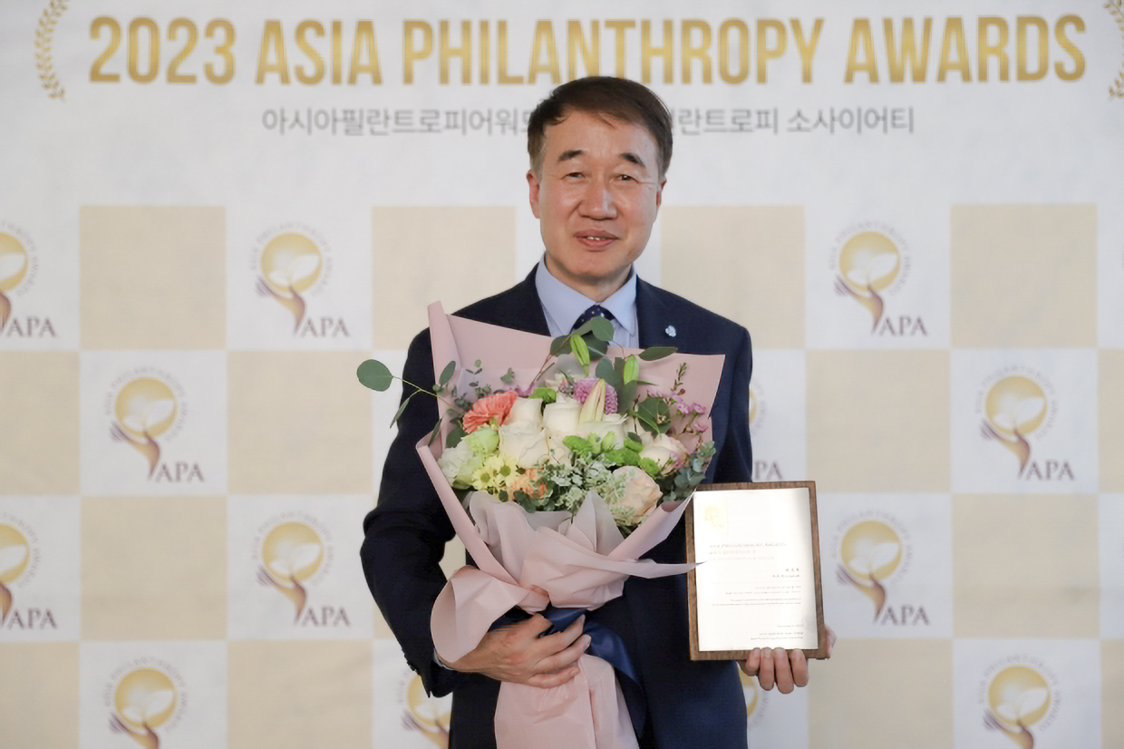 ‘올해의 필란트로피스트’ 상을 수상한 백경학 상임대표