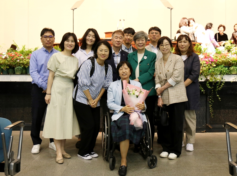 황혜경 기부자를 축하하기 위해 모인 푸르메재단 임직원들과 이지선 홍보대사(오른쪽 두번째)