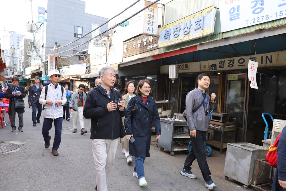 많은 이야기를 품고 있는 동대문의 낡은 골목들