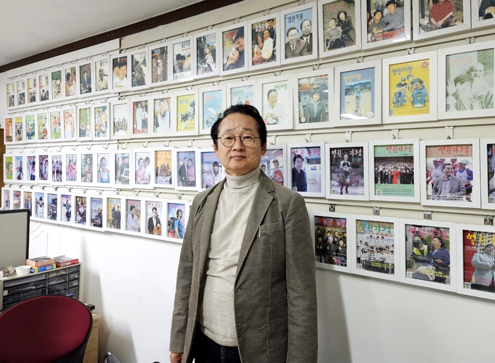 창간호부터 최근 호까지 걸려 있는 열린지평 사무실에서