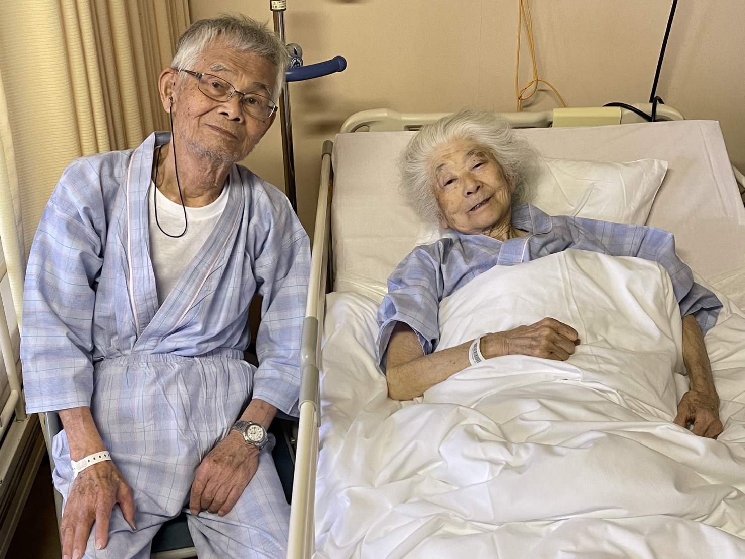 고 노무라 모토유키 씨는 악성 림프종이 발병해 지난 6월부터 입원 치료를 받던 중 세상을 떠났다. 사진은 함께 입원했던 부인 요리코 여사와 찍은 마지막 모습. (사진=아들 마코토 씨 제공)