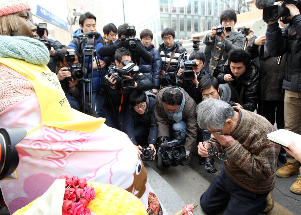 (서울=연합뉴스) 안정원 기자 = 1980년대 서울 청계천과 경기도 화성 등지에서 빈민구호 활동을 벌였던 노무라 모토유키(81) 목사가 13일 서울 종로구 중학동 주한일본대사관 앞 평화비에서 일본군위안부 사건에 대한 사과의 뜻으로 울밑에 선 봉선화를 플루트로 연주한 뒤 눈물을 흘리고 있다. 2012.2.13 jeong@yna.co.kr