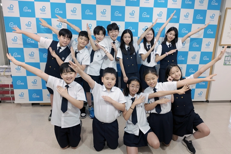 지난 7월 15일 알뜰시장 수익금을 기부하러 찾아온 숭의초 5・6학년 학생들