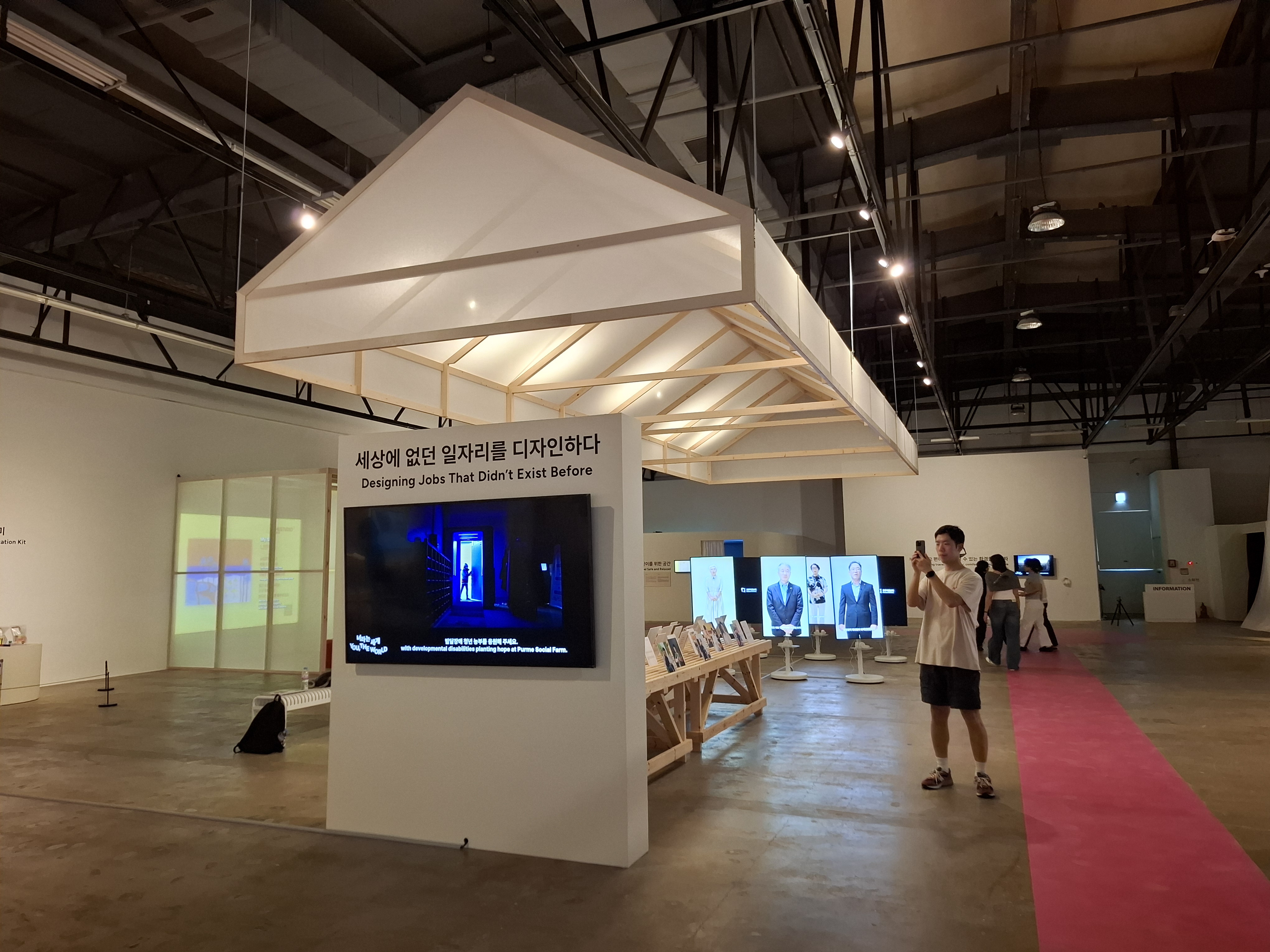2025광주디자인비엔날레 제2관 <포용디자인과 삶>의 중심부에 위치한 푸르메소셜팜 코너 전경.