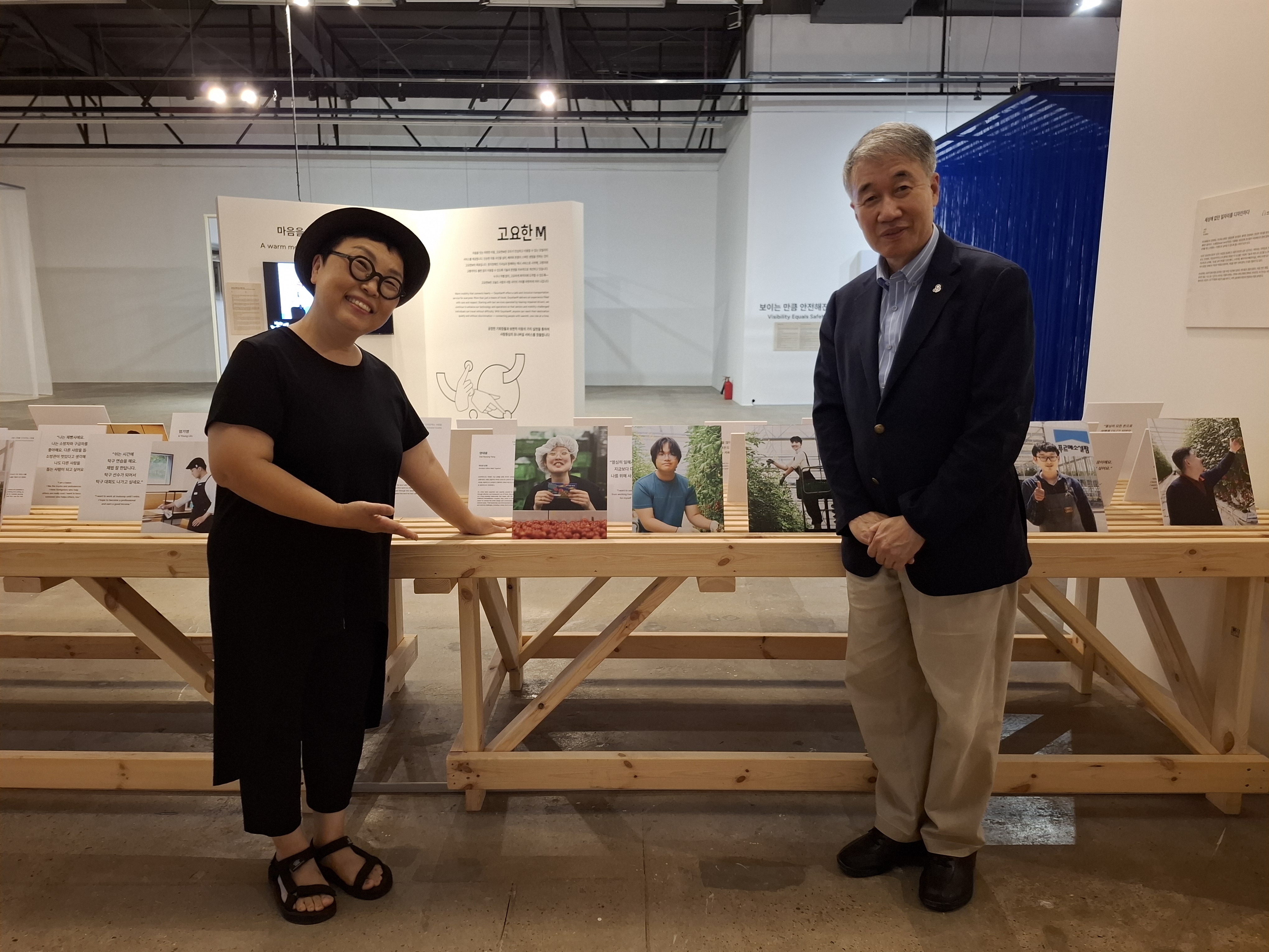 푸르메소셜팜 코너를 기획한 이경미 디자이너(좌)와 백경학 푸르메재단 상임대표(우)