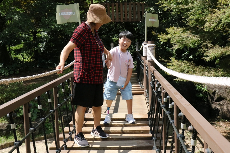할머니와 함께 흔들다리 건너기에 도전한 신아섬 군