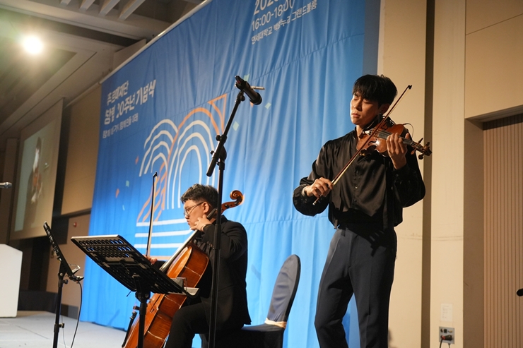 바이올리니스트 대니 구 씨가 푸르메재단 창립 20주년 기념식에서 장애인 첼리스트 양희승 씨와 협연하고 있다