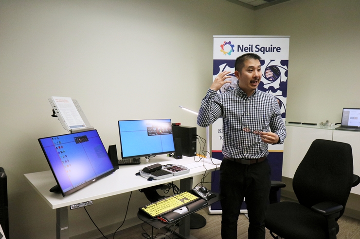 닐 스퀘어의 보조공학자가 장애인을 위한 IT 보조기구(특수 키보드와 마우스 등)를 설명하고 있다.