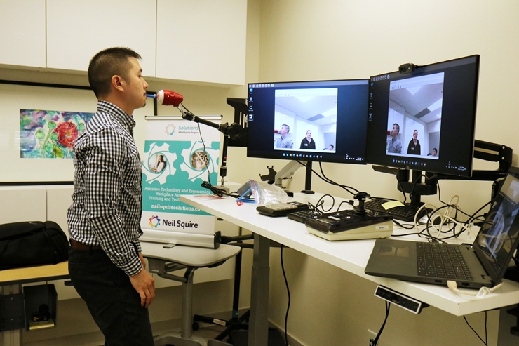 입술마우스를 활용한 컴퓨터 사용 모습