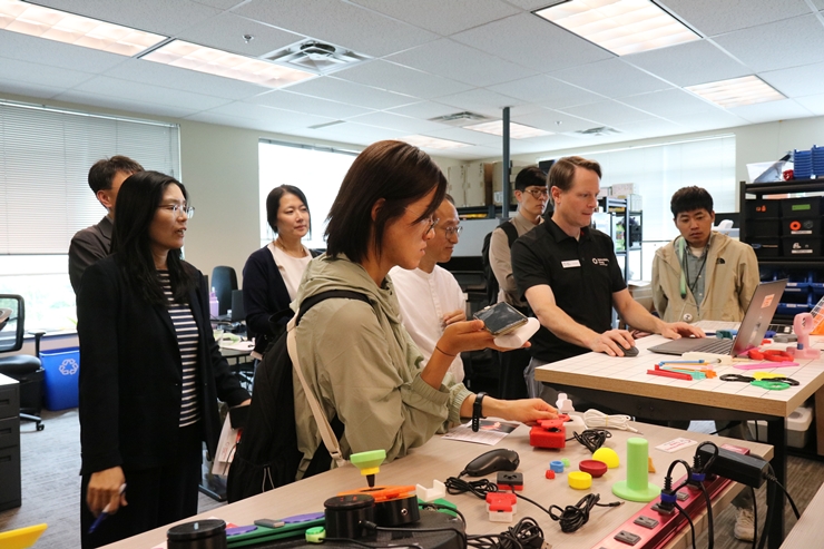 저스틴 페진 씨가 푸르메재단 조사단에게 메이커스 메이킹 체인지 플랫폼을 보여주고 있다.