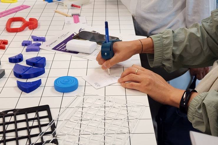 저스틴 페진 씨가 푸르메재단 조사단에게 메이커스 메이킹 체인지 플랫폼을 보여주고 있다.