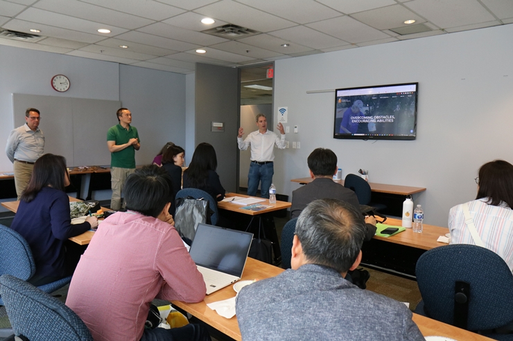 푸르메재단 조사단에게 마크 추버뷜러(Mark Zuberbuhler) CEO가 DDA에 대해 설명하고 있다. 
