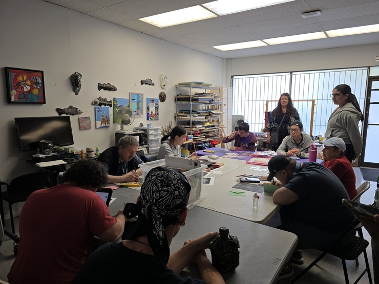 DDA가 운영하는 드롭인센터에서 발달장애인들이 미술 프로그램에 참여하고 있다