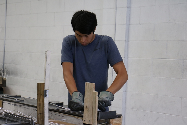 스타웍스에서 일하는 발달장애인 모습.  스타웍스는 발달장애인이 안전하고 쉽게 일할 수 있도록 작업대를 맞춤형으로 제작했다. 