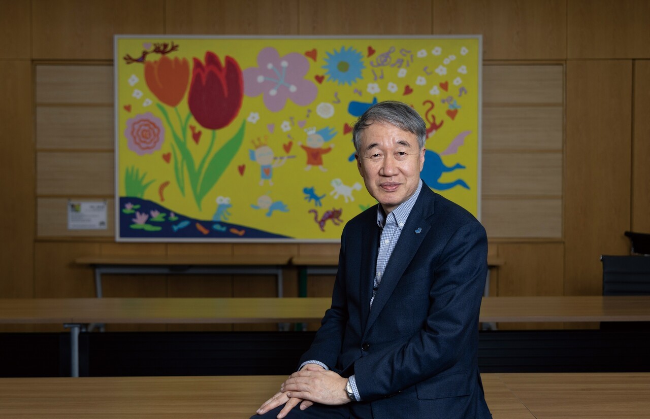 백경학 푸르메재단 상임대표의 꿈은 장애인과 비장애인이 차별 없이 어울려 사는 세상이다. 백 대표 뒤에 있는 그림은 청각장애 화가 손영선씨의 ‘꿈피리- 춤추는 행복’이다. 김상선 사진팀장