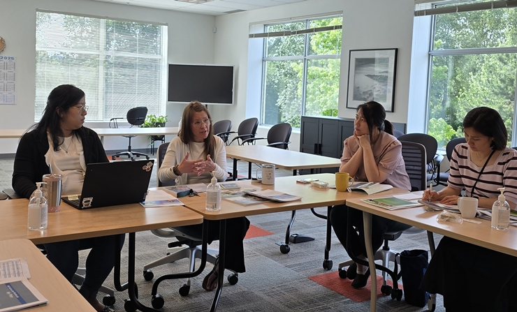 푸르메재단 조사단이 CLBC 포트무디(Port Mody) 지부에서 발달장애인 지원에 대한 설명을 듣고 있다.