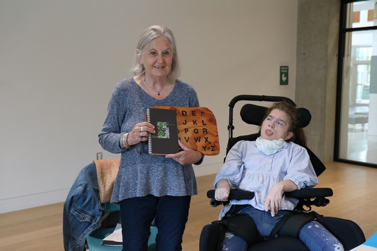 푸르메재단 조사단이 만난 발달장애인 커스틴 메인(Kirsteen Main) 씨 모습. 그는 말하거나 글을 쓸 수 없지만, 활동보조인의 도움을 받아 활자판을 통해 세상과 소통하며 시집 ‘Dear Butterfly’ 펴내는 등 작품 활동을 하고 있다.