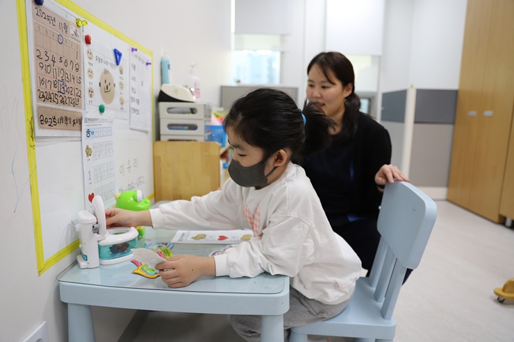 푸르메재단 넥슨어린이재활병원에서 작업치료를 받는 정하