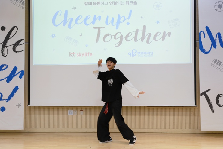 K-pop 댄스 공연을 펼친 박강현 군