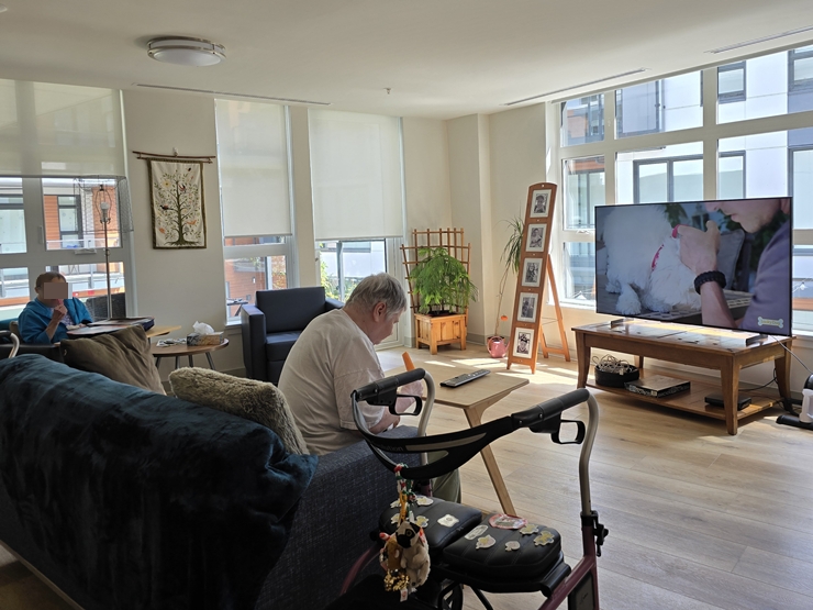 그룹홈에서 거주하는 캐나다 고령 장애인 모습