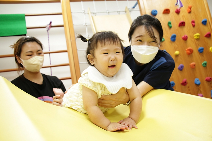 영유아 조기중재 프로그램 &lsquo;우쑥우쑥&rsquo; 치료 모습