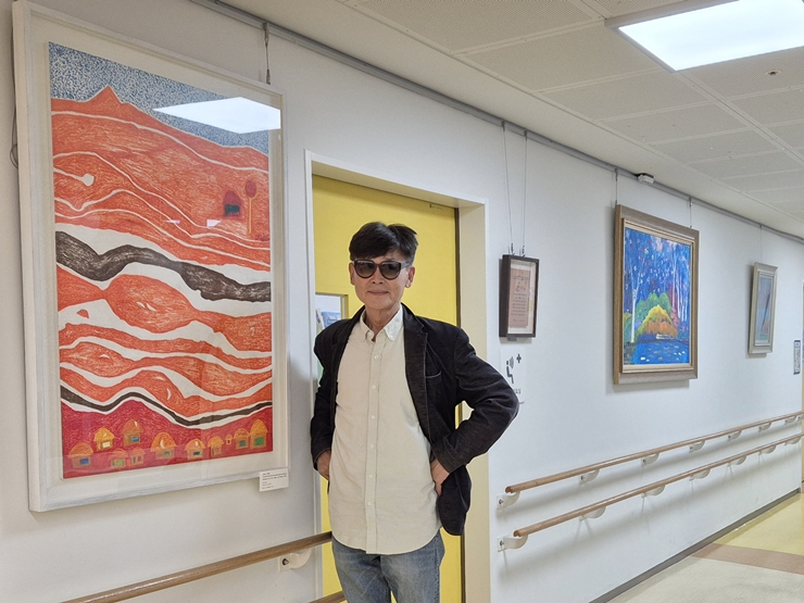 그림 앞에 선 문형렬 작가