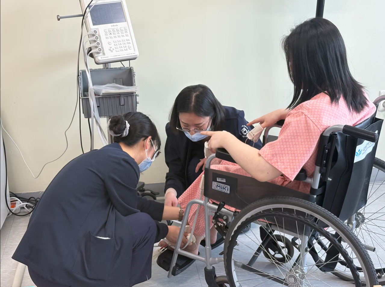 지난 14일 서울 중랑구 서울의료원에서 한 장애인이 건강검진을 받고 있다. 체성분 등을 분석하기 위해 의료진이 장애인의 발목에 센서를 붙이는 모습. /한영원 기자