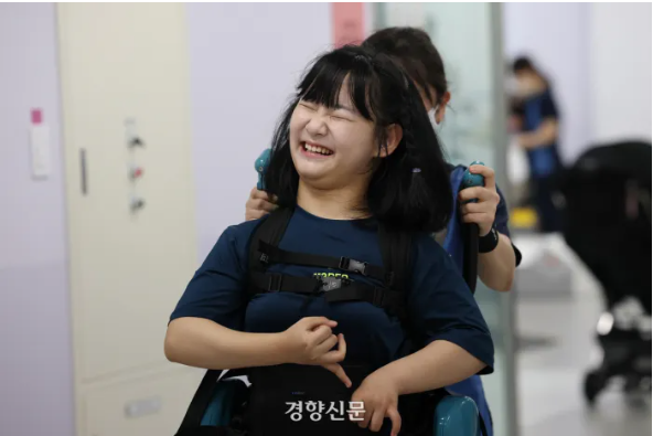 15일 서울 마포구 푸르메어린이재활병원에서 한채연양이 밤비니틴즈 보행로봇을 사용해 걷고 있다. 정효진 기자