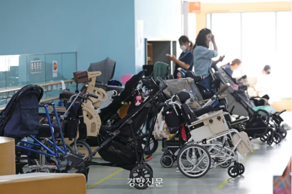 15일 서울 마포구 푸르메어린이재활병원에 유모차와 휠체어가 모여있다. 정효진 기자