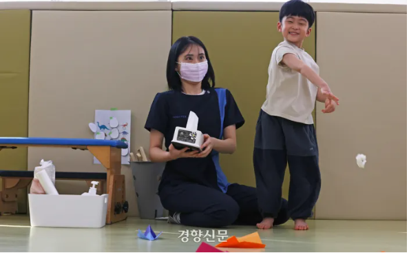 15일 서울 마포구 푸르메어린이재활병원에서 박서진군이 손 협응 훈련을 하고 있다. 정효진 기자