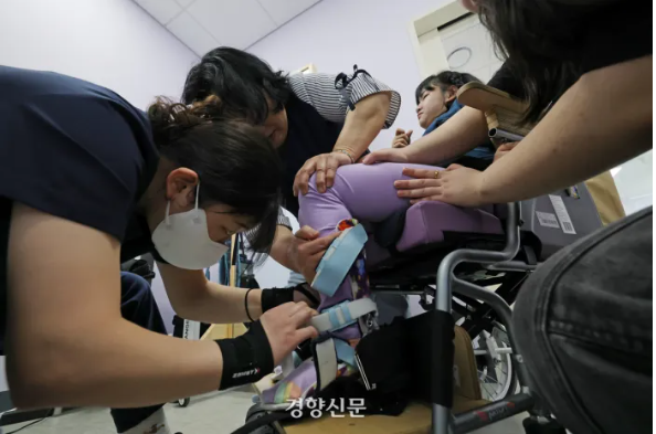 15일 서울 마포구 푸르메어린이재활병원에서 한채연양이 밤비니틴즈 보행로봇 착용을 준비하고 있다. 정효진 기자