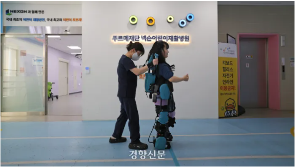 15일 서울 마포구 푸르메어린이재활병원에서 한채연양이 밤비니틴즈 보행로봇을 사용해 걷고 있다. 정효진 기자