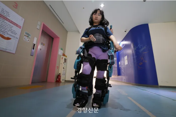 15일 서울 마포구 푸르메어린이재활병원에서 한채연양이 밤비니틴즈 보행로봇을 사용해 걷고 있다. 정효진 기자