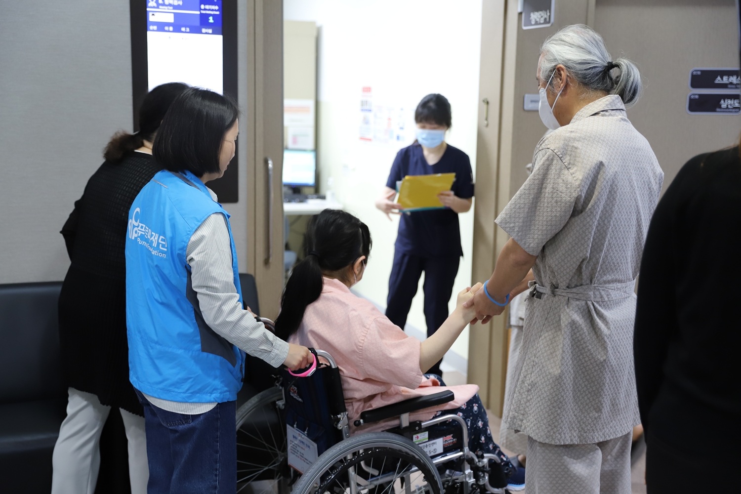 검진실 앞에서 대기 중인 장애인과 가족 모습.&nbsp; 이날 서울장애인종합복지관․종로장애인복지관의 사회복지사들이 함께 참여해 검진을 지원했다.