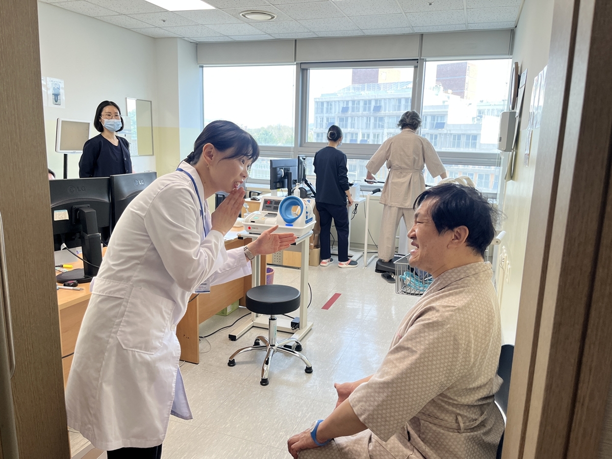 서울의료원 소속 수어통역사가 청각장애인 수검자에게 검진 과정을 안내하는 모습