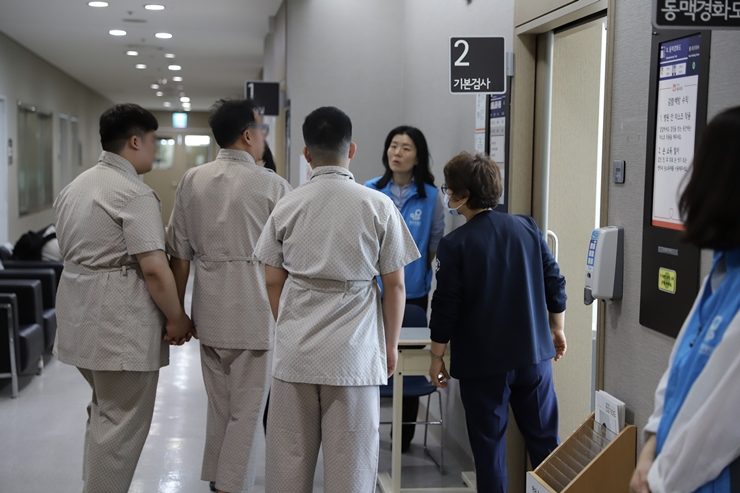 다음 검진을 받기 위해 이동 중인 발달장애인 모습